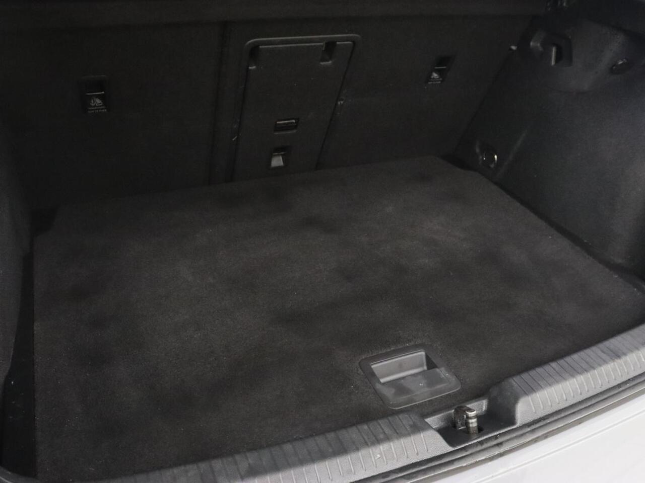 Volkswagen GOLF 1.0 eTSI Life | Camera | Carplay | Navigatie | Sfeerverlichting | Parkeerhulp | Adaptive cruise | Digital Cockpit | Climate control | Bluetooth | Full LED