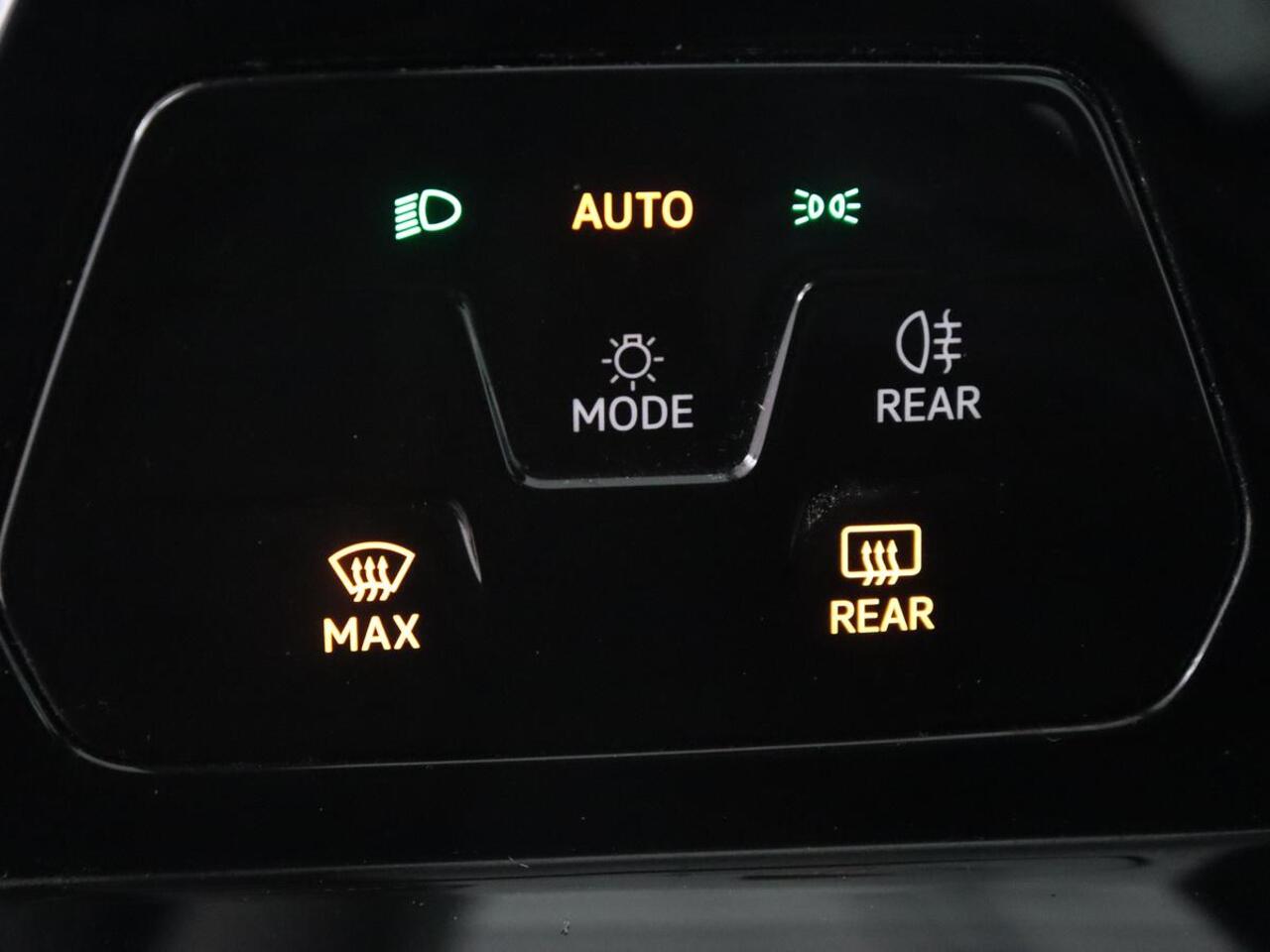 Volkswagen GOLF 1.0 eTSI Life | Camera | Carplay | Navigatie | Sfeerverlichting | Parkeerhulp | Adaptive cruise | Digital Cockpit | Climate control | Bluetooth | Full LED