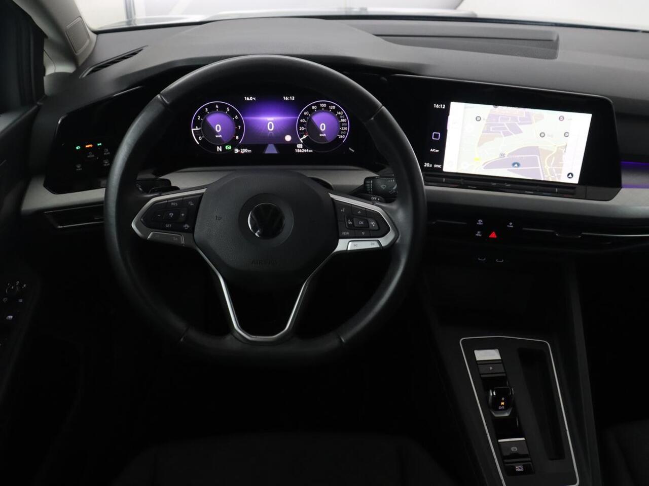 Volkswagen GOLF 1.0 eTSI Life | Camera | Carplay | Navigatie | Sfeerverlichting | Parkeerhulp | Adaptive cruise | Digital Cockpit | Climate control | Bluetooth | Full LED