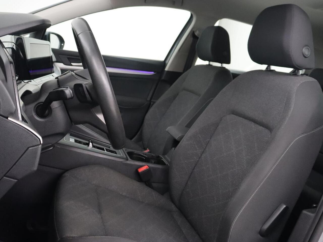 Volkswagen GOLF 1.0 eTSI Life | Camera | Carplay | Navigatie | Sfeerverlichting | Parkeerhulp | Adaptive cruise | Digital Cockpit | Climate control | Bluetooth | Full LED