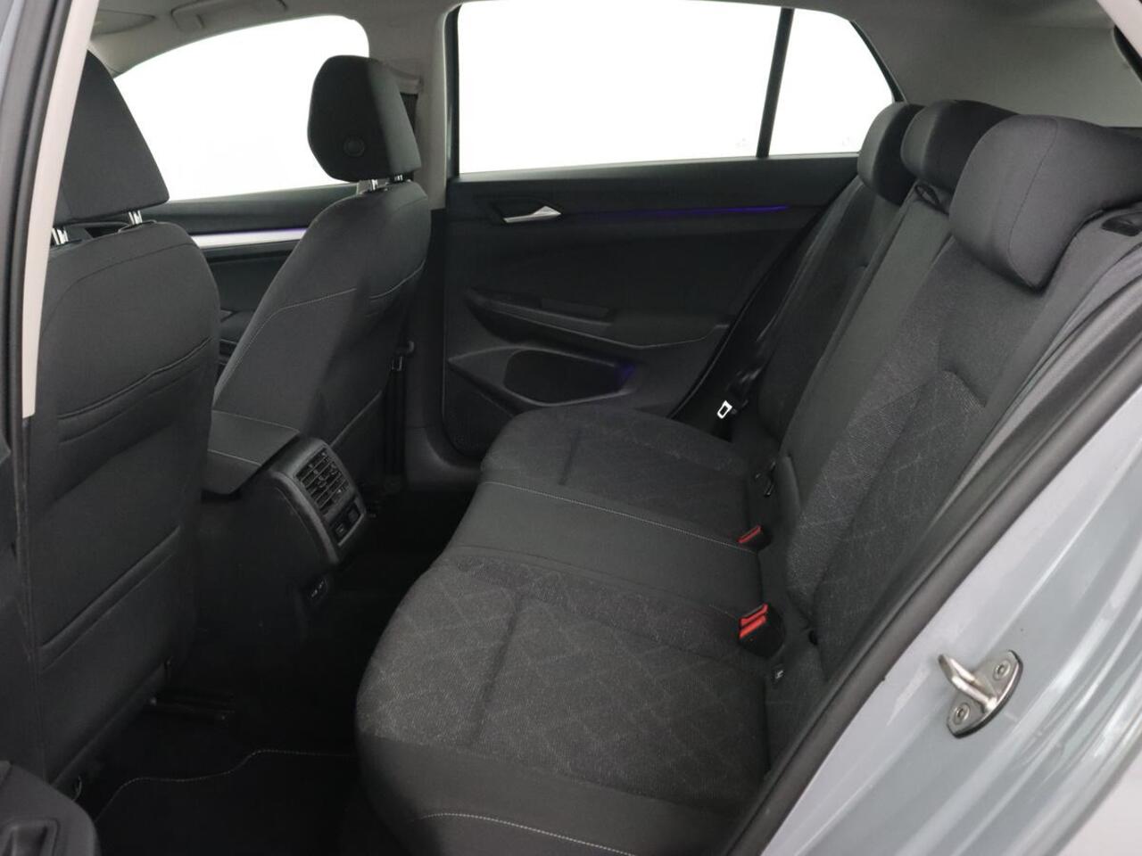 Volkswagen GOLF 1.0 eTSI Life | Camera | Carplay | Navigatie | Sfeerverlichting | Parkeerhulp | Adaptive cruise | Digital Cockpit | Climate control | Bluetooth | Full LED