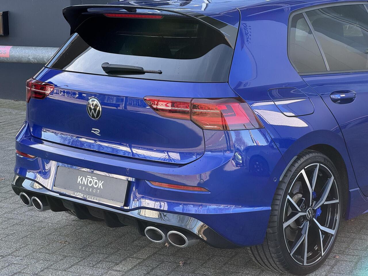 Volkswagen GOLF 2.0 TSI R 4Motion / Adaptief Onderstel / Harman Kardon / 100% Historie / Panoramadak / LED / 19 Inch / Head-Up Display / Sportstoelen / Stoelverwarming / Stuurwiel Verwarmd / Dodehoek Detectie