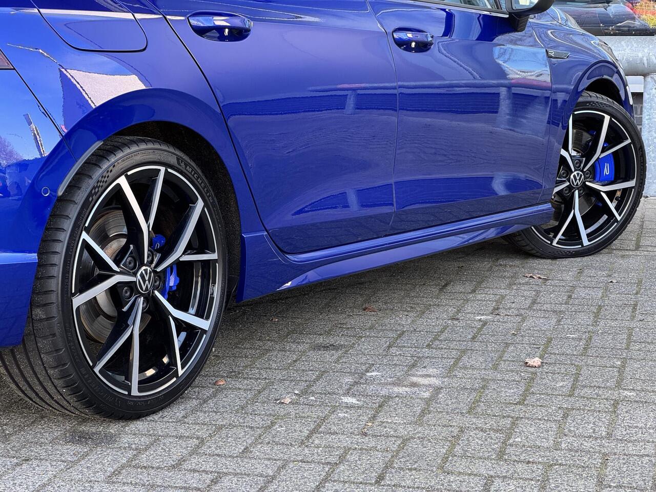 Volkswagen GOLF 2.0 TSI R 4Motion / Adaptief Onderstel / Harman Kardon / 100% Historie / Panoramadak / LED / 19 Inch / Head-Up Display / Sportstoelen / Stoelverwarming / Stuurwiel Verwarmd / Dodehoek Detectie