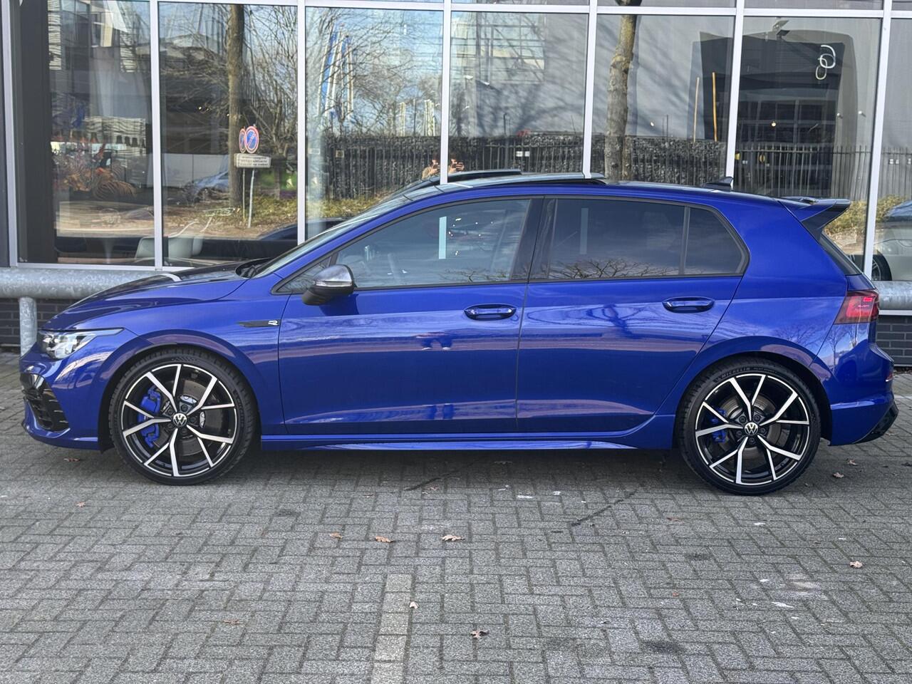 Volkswagen GOLF 2.0 TSI R 4Motion / Adaptief Onderstel / Harman Kardon / 100% Historie / Panoramadak / LED / 19 Inch / Head-Up Display / Sportstoelen / Stoelverwarming / Stuurwiel Verwarmd / Dodehoek Detectie