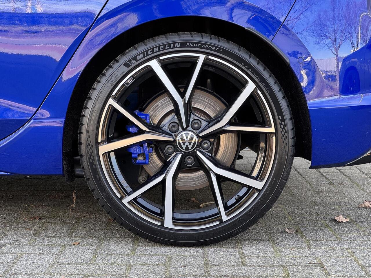 Volkswagen GOLF 2.0 TSI R 4Motion / Adaptief Onderstel / Harman Kardon / 100% Historie / Panoramadak / LED / 19 Inch / Head-Up Display / Sportstoelen / Stoelverwarming / Stuurwiel Verwarmd / Dodehoek Detectie