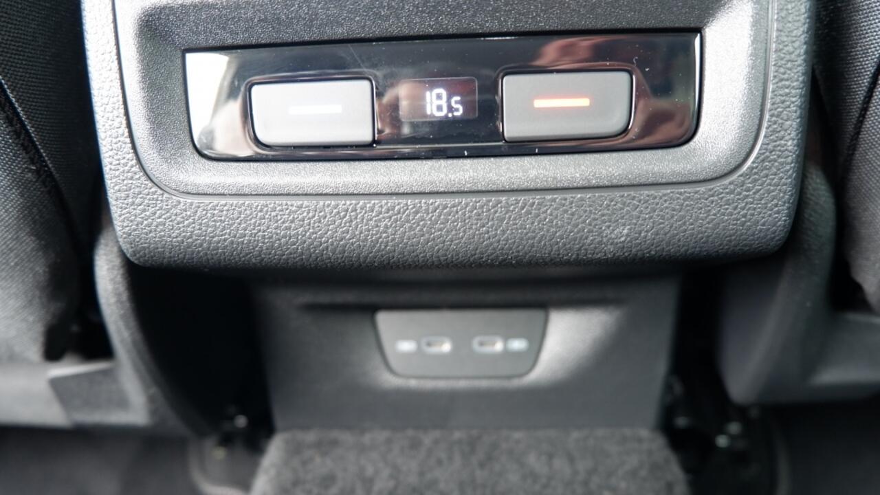 Volkswagen GOLF 1.5 eTSI Style Pano/ACC/Trekhaak/Navi/Massage/Lane-ass