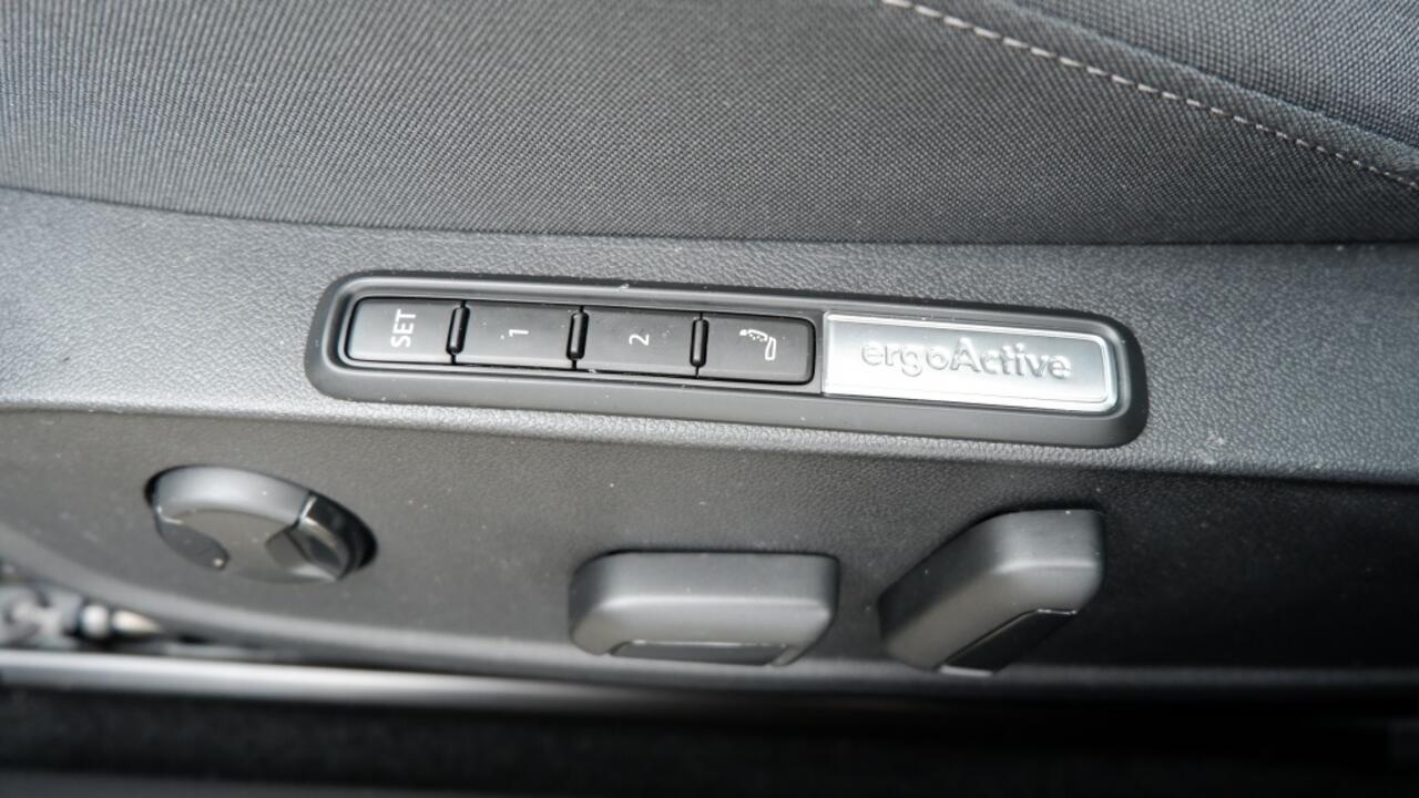 Volkswagen GOLF 1.5 eTSI Style Pano/ACC/Trekhaak/Navi/Massage/Lane-ass