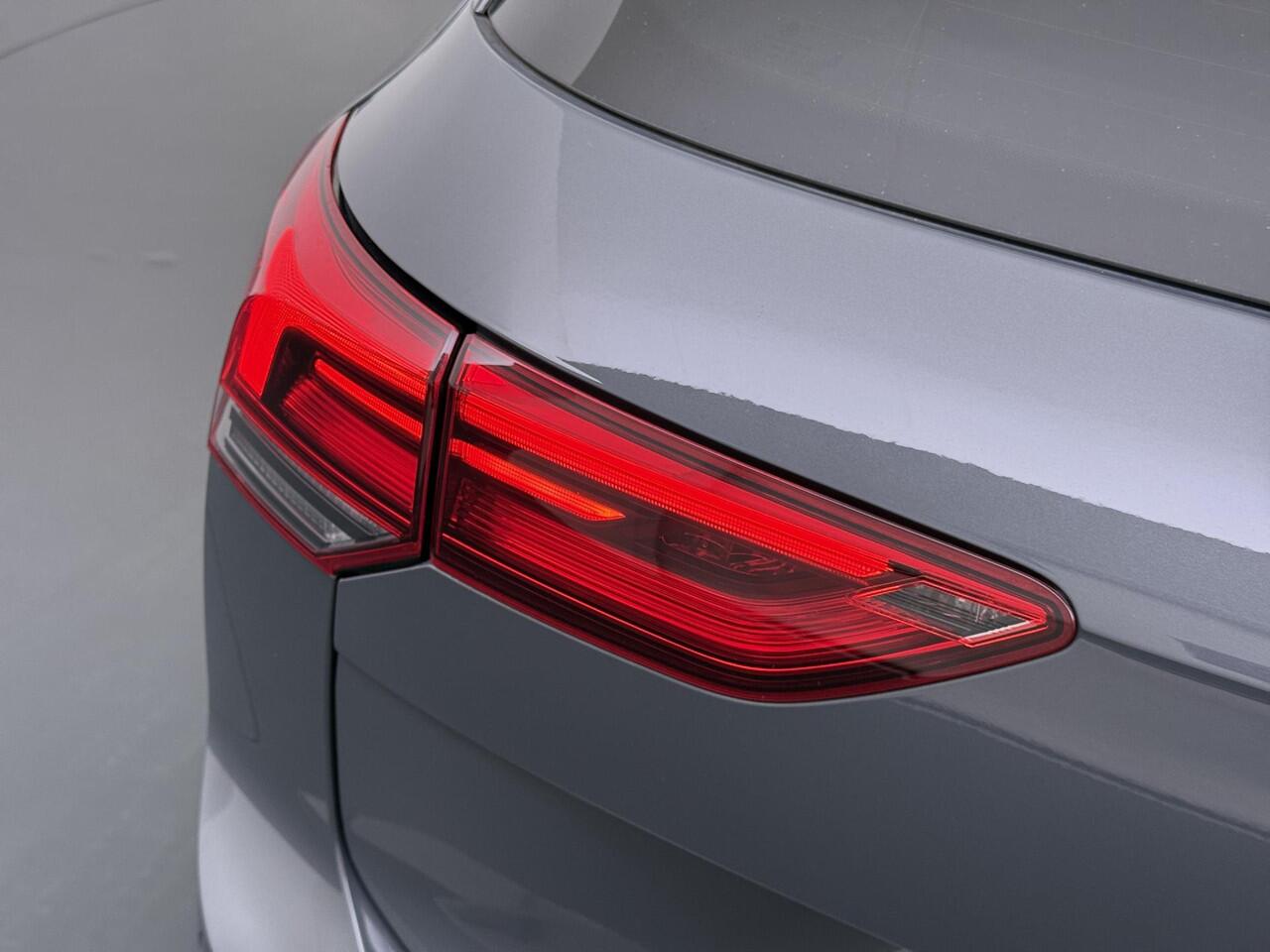 Volkswagen GOLF Variant 1.5 eTSI R-Line Trekhaak | Pano Dak | Camera | Navigatie |