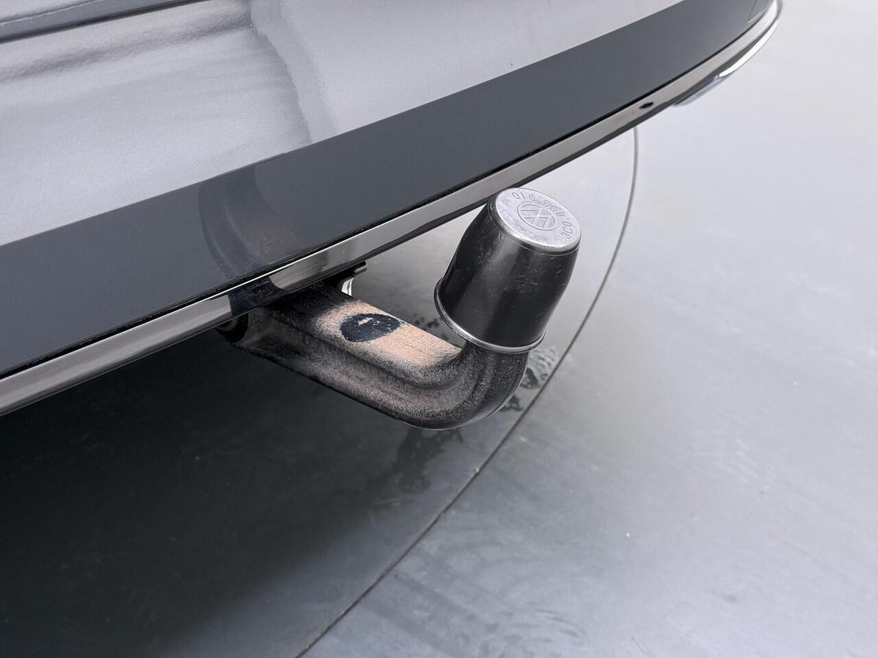 Volkswagen GOLF Variant 1.5 eTSI R-Line Trekhaak | Pano Dak | Camera | Navigatie |