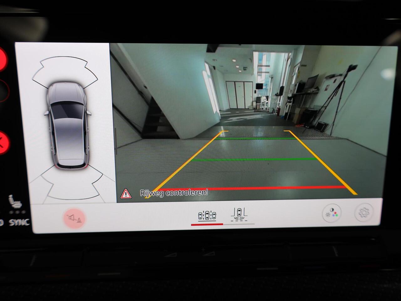 Volkswagen GOLF 1.5 eTSI R-Line 150 pk Automaat (DSG) | Navigatie | Panoramadak | Parkeersensoren (Park assist) | Achteruitrijcamera | Stoelverwarming | R-Line |