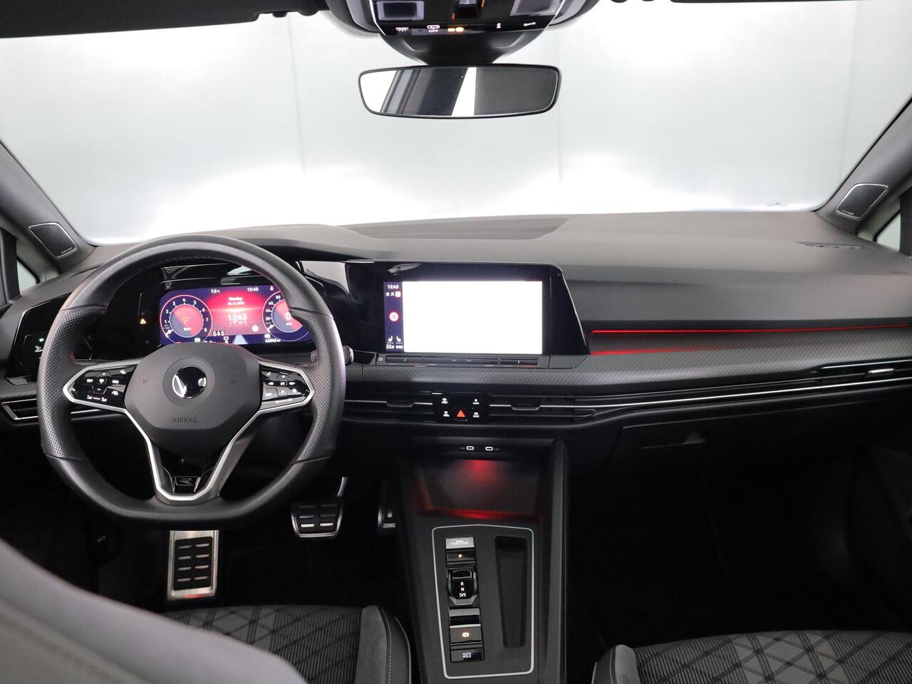 Volkswagen GOLF 1.5 eTSI R-Line 150 pk Automaat (DSG) | Navigatie | Panoramadak | Parkeersensoren (Park assist) | Achteruitrijcamera | Stoelverwarming | R-Line |