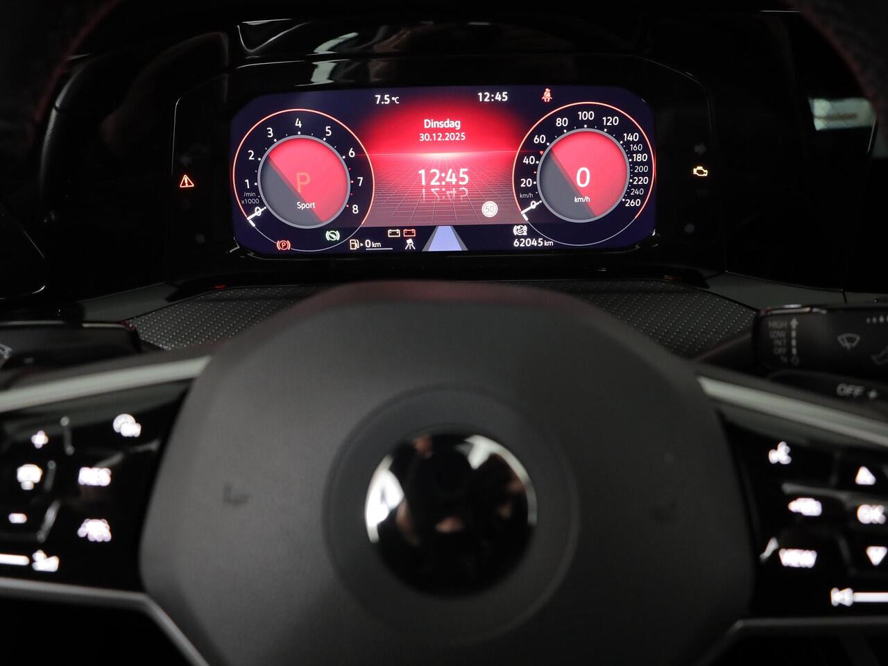 Volkswagen GOLF 1.5 eTSI R-Line 150 pk Automaat (DSG) | Navigatie | Panoramadak | Parkeersensoren (Park assist) | Achteruitrijcamera | Stoelverwarming | R-Line |