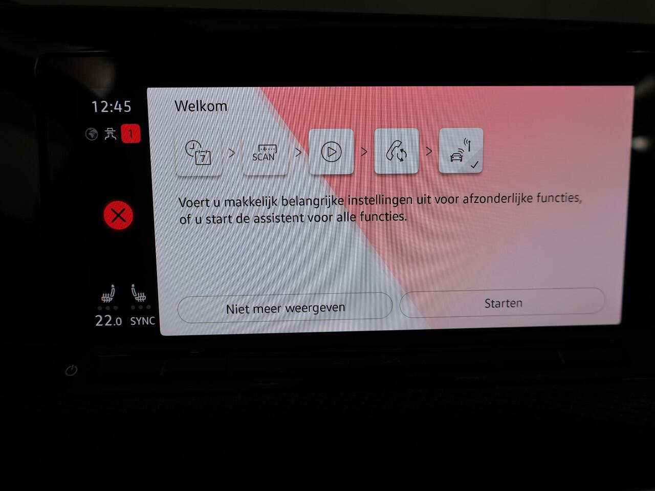 Volkswagen GOLF 1.5 eTSI R-Line 150 pk Automaat (DSG) | Navigatie | Panoramadak | Parkeersensoren (Park assist) | Achteruitrijcamera | Stoelverwarming | R-Line |