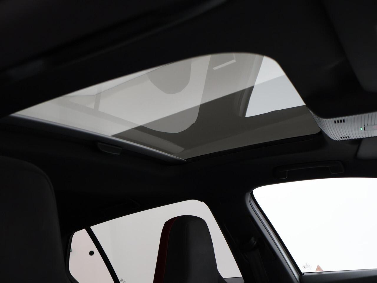 Volkswagen GOLF 8 2.0 TSI GTI CLUBSPORT 300 PK MILLTEK | PANORAMA | HARMAN/KARDON | SFEERVERL. | CAMERA