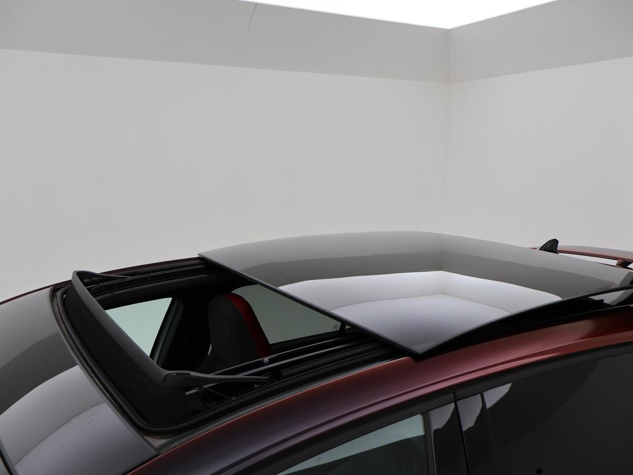 Volkswagen GOLF 8 2.0 TSI GTI CLUBSPORT 300 PK MILLTEK | PANORAMA | HARMAN/KARDON | SFEERVERL. | CAMERA