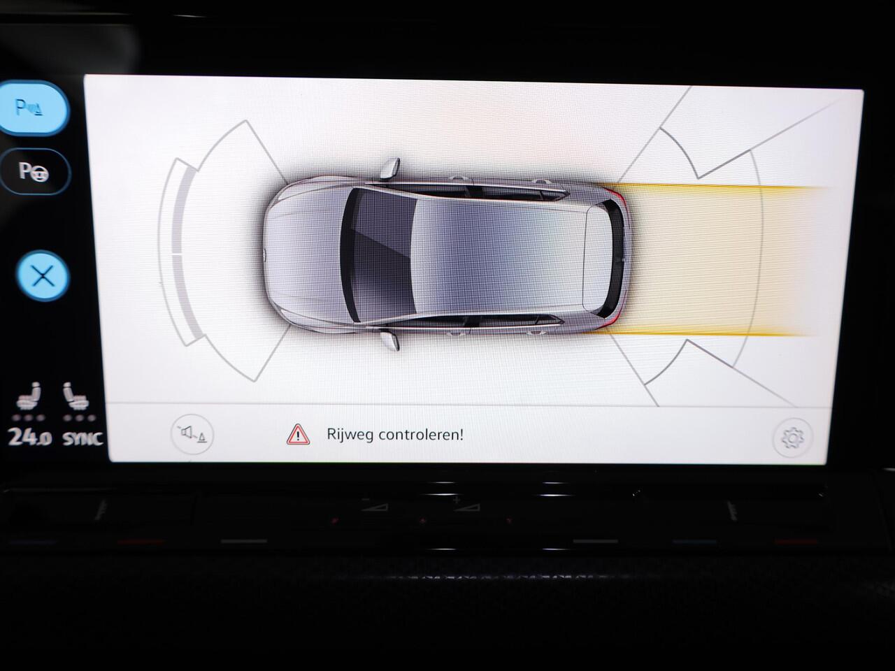 Volkswagen GOLF 1.5 eTSI Life United 150 pk Automaat (DSG) | Navigatie | Panoramadak | Parkeersensoren (Park assist) | Matrix LED koplampen | Stoelverwarming |