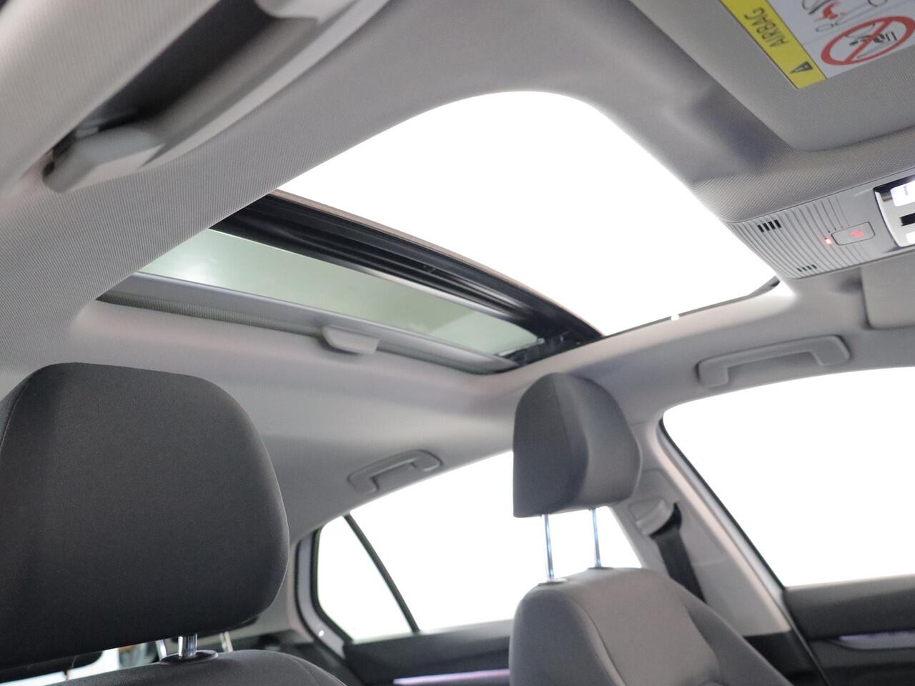 Volkswagen GOLF 1.5 eTSI Life United 150 pk Automaat (DSG) | Navigatie | Panoramadak | Parkeersensoren (Park assist) | Matrix LED koplampen | Stoelverwarming |