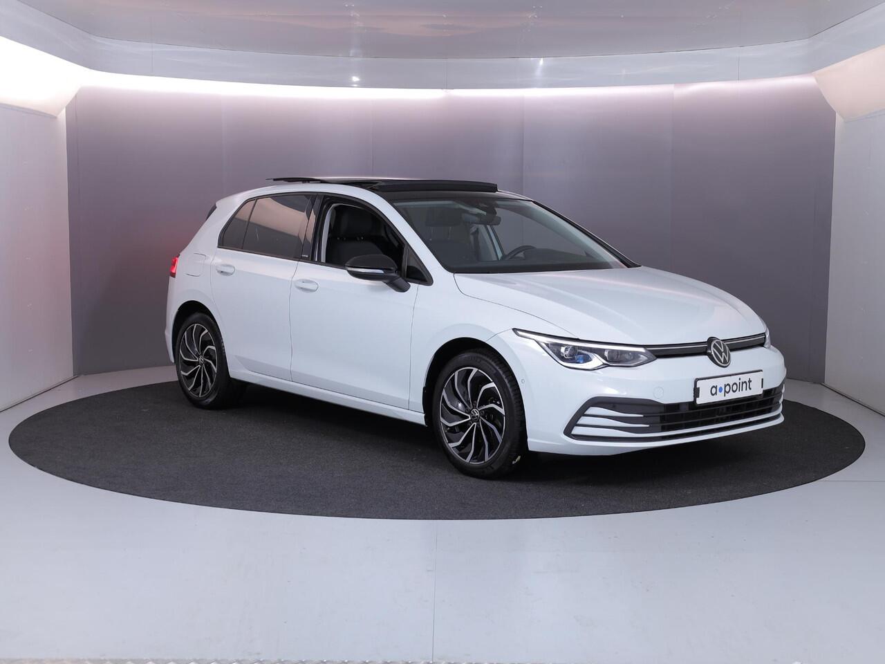 Volkswagen GOLF 1.5 eTSI Life United 150 pk Automaat (DSG) | Navigatie | Panoramadak | Parkeersensoren (Park assist) | Matrix LED koplampen | Stoelverwarming |