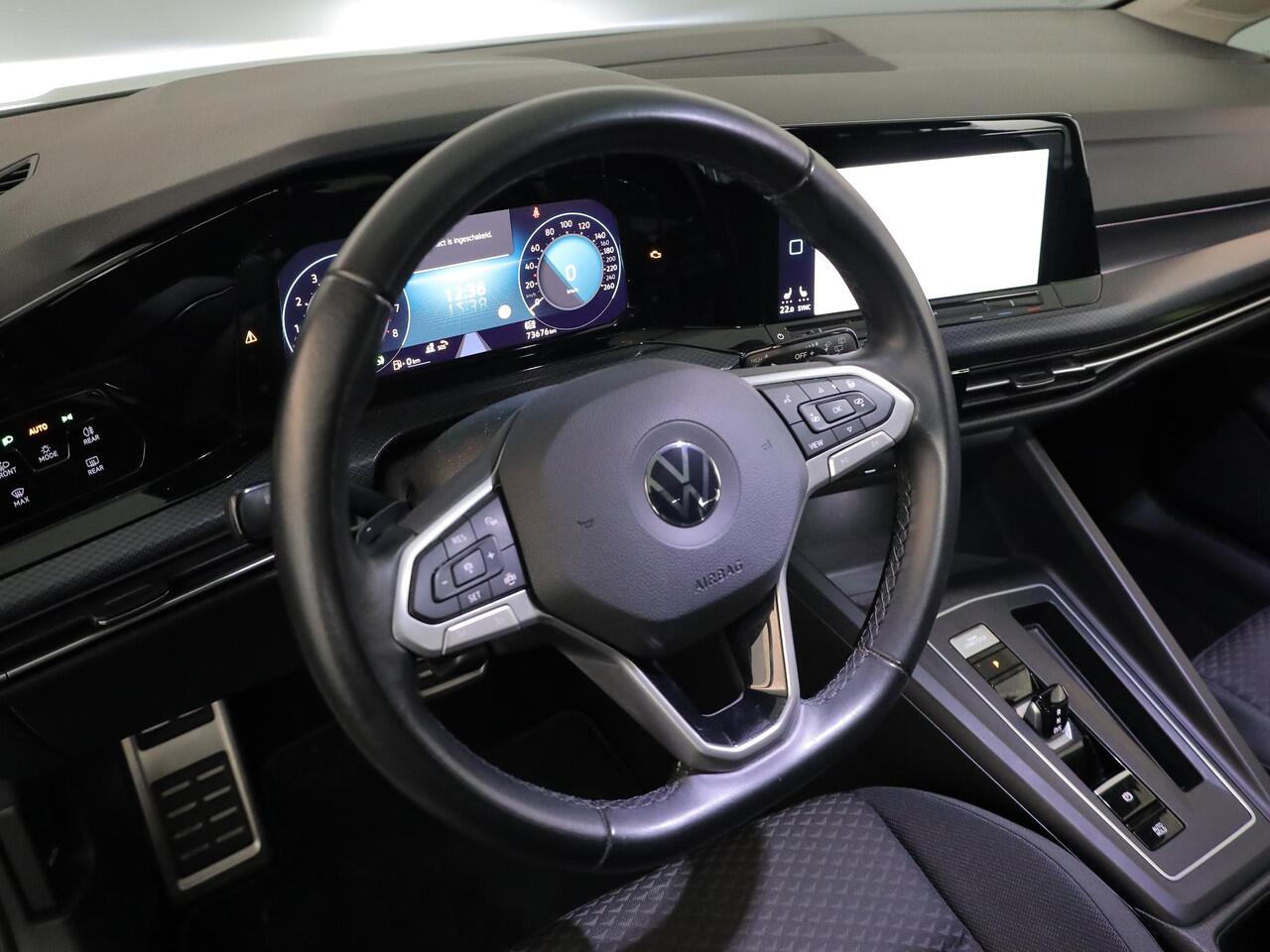 Volkswagen GOLF 1.5 eTSI Life United 150 pk Automaat (DSG) | Navigatie | Panoramadak | Parkeersensoren (Park assist) | Matrix LED koplampen | Stoelverwarming |