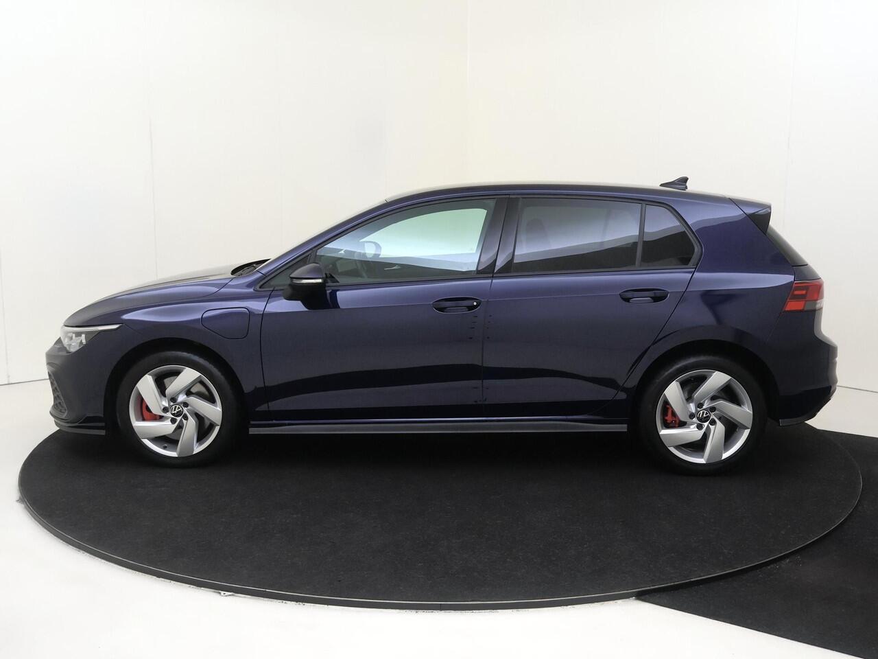 Volkswagen GOLF 1.4 eHybrid GTE | SoH 95% | Stoel- en stuurwielverwarming | Navigatie | Adaptieve cruise control | Achteruitrijcamera | 3-zone airco | CarPlay | Sfeerverlichting |