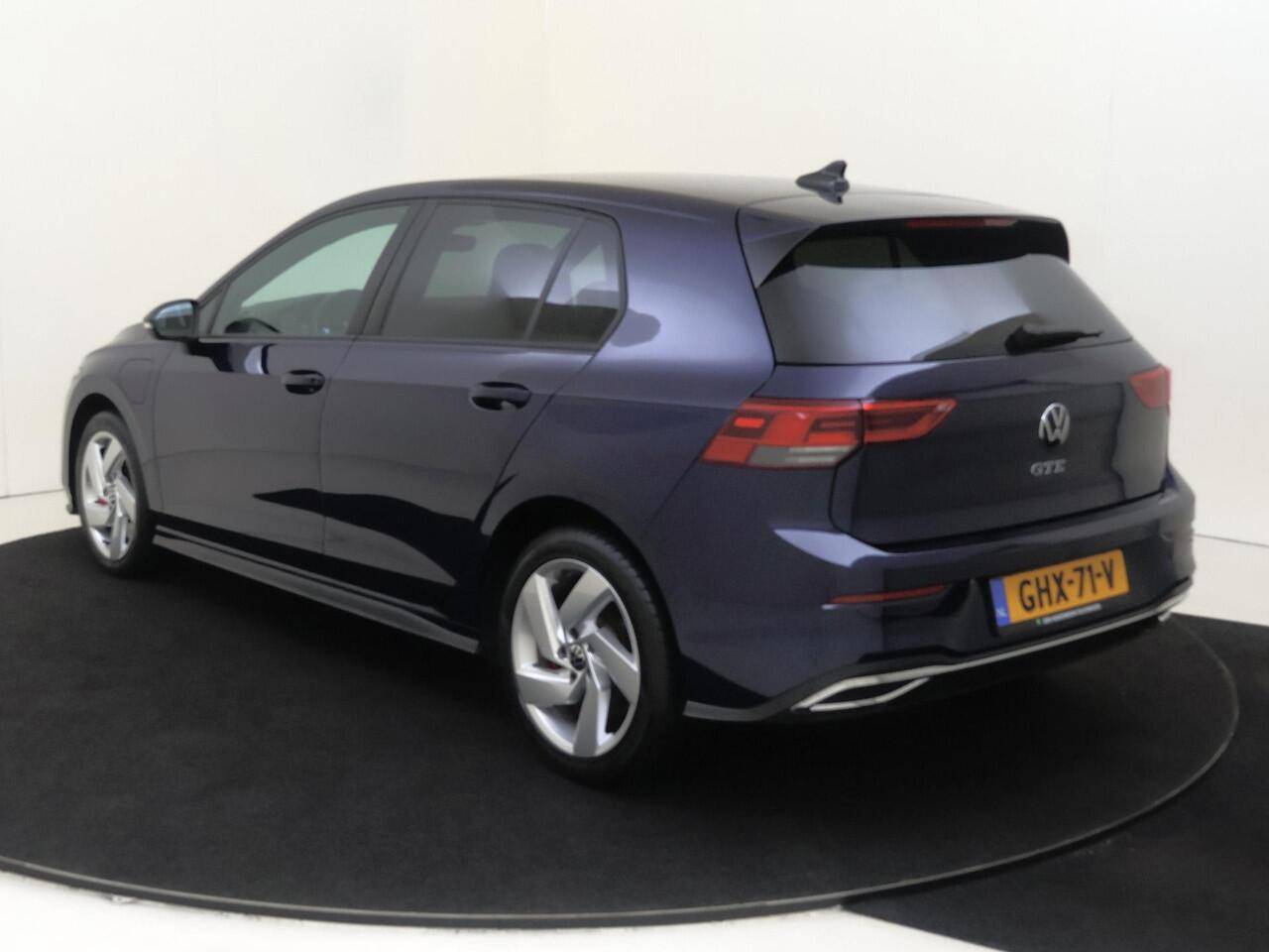 Volkswagen GOLF 1.4 eHybrid GTE | SoH 95% | Stoel- en stuurwielverwarming | Navigatie | Adaptieve cruise control | Achteruitrijcamera | 3-zone airco | CarPlay | Sfeerverlichting |