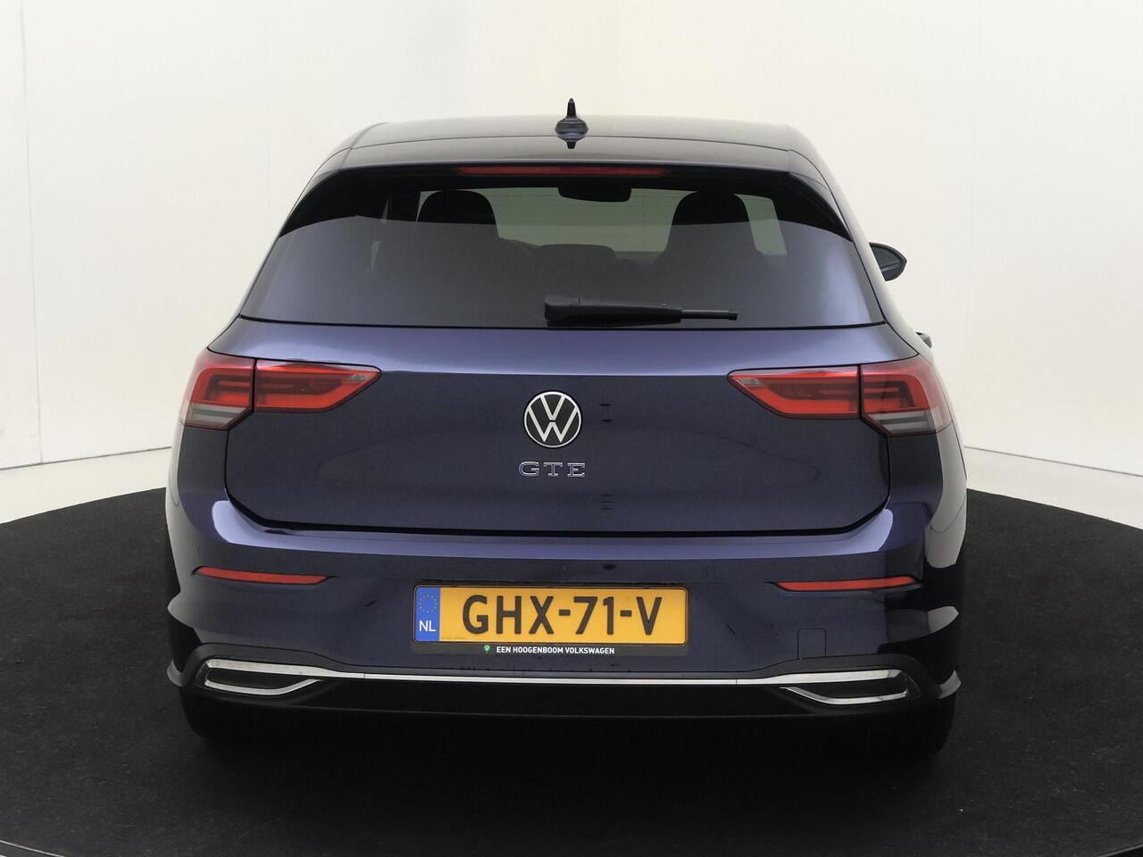 Volkswagen GOLF 1.4 eHybrid GTE | SoH 95% | Stoel- en stuurwielverwarming | Navigatie | Adaptieve cruise control | Achteruitrijcamera | 3-zone airco | CarPlay | Sfeerverlichting |