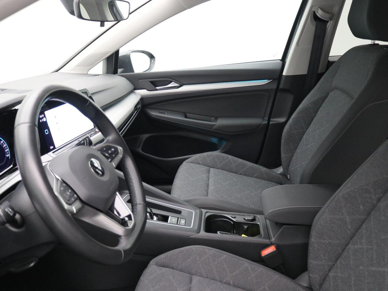 Volkswagen GOLF Variant 1.5 eTSI Life Business AUTOMAAT / Trekgewicht 1.400 kg / Navigatie / Apk tot 11-2027 /Digitaal dashboard / Climate control / Navigatie / Apple Carplay Android /