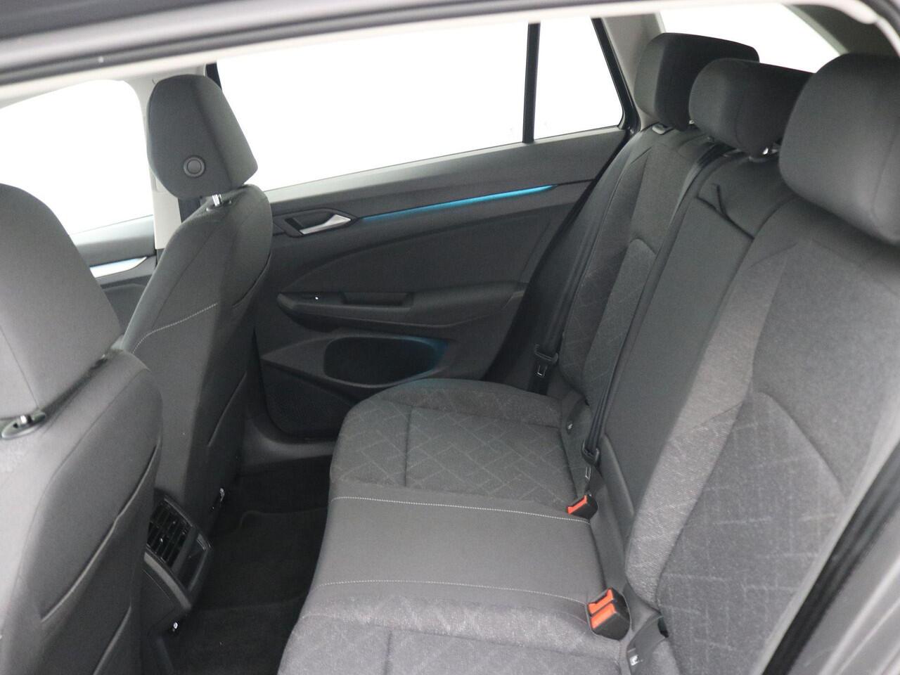 Volkswagen GOLF Variant 1.5 eTSI Life Business AUTOMAAT / Trekgewicht 1.400 kg / Navigatie / Apk tot 11-2027 /Digitaal dashboard / Climate control / Navigatie / Apple Carplay Android /