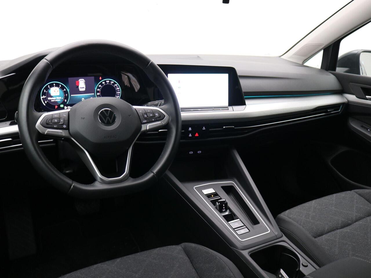 Volkswagen GOLF Variant 1.5 eTSI Life Business AUTOMAAT / Trekgewicht 1.400 kg / Navigatie / Apk tot 11-2027 /Digitaal dashboard / Climate control / Navigatie / Apple Carplay Android /