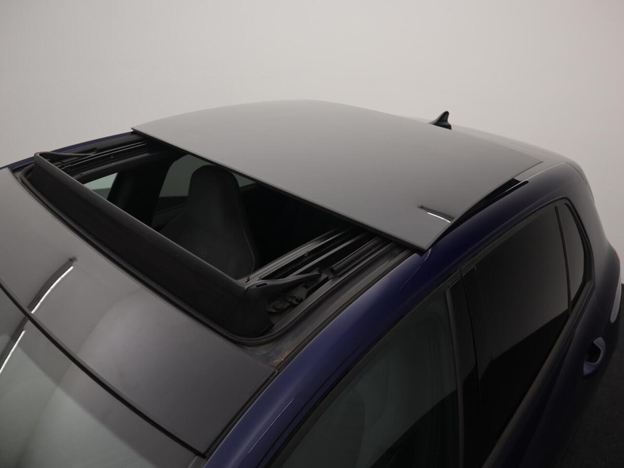 Volkswagen GOLF 1.5 TSI R-Line Business PANORAMADAK / FULL IQ LED / CARPLAY / STOELVERW / STUURVERW / DAB+ / ACC / BLUETOOTH / SFEER