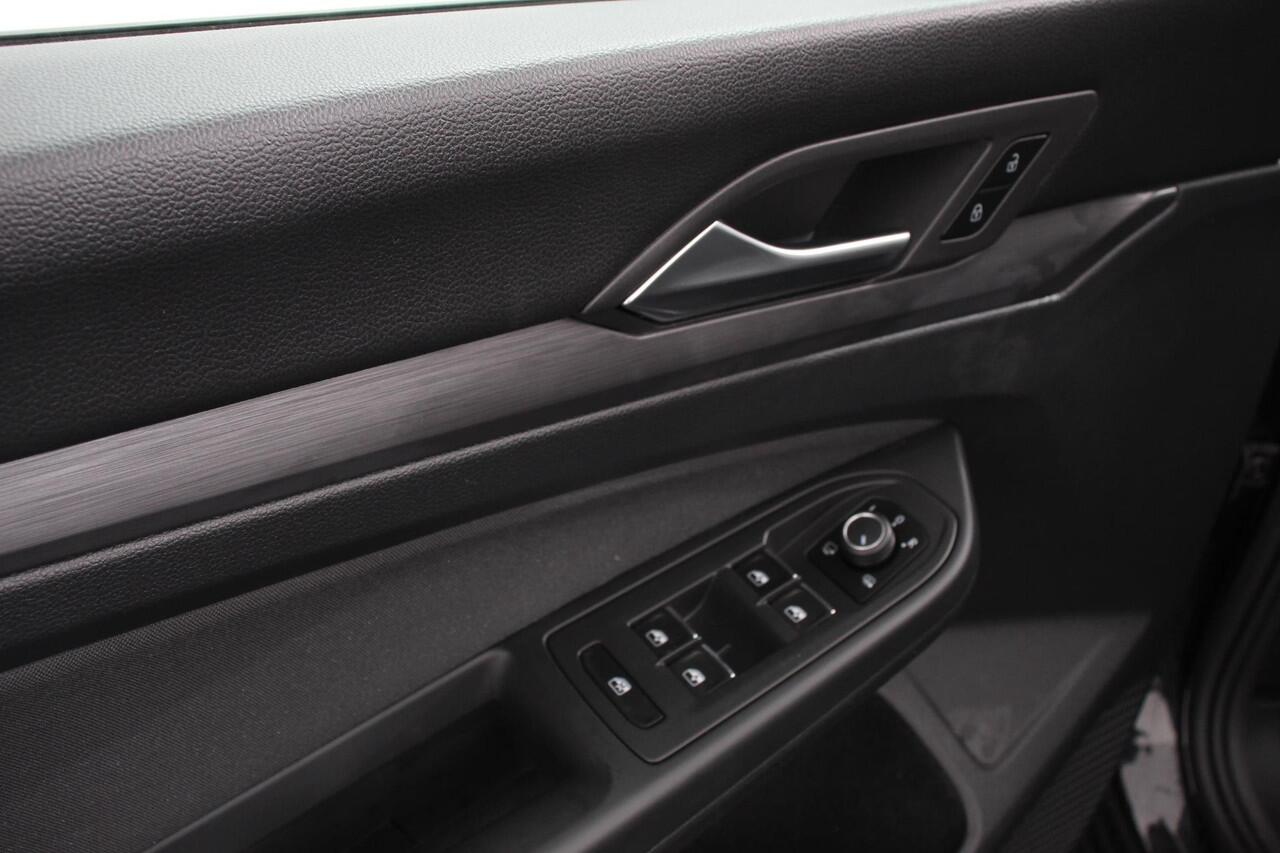 Volkswagen GOLF Variant 1.5 eTSI 150pk DSG Style | Navigatie | Apple Carplay/Android Auto | Lane Assist | Dodehoek Assistent | Head-up Display |Park Assist | Parkeersensoren | Camera | Stuur- en stoelverwarming | Keyless Entry/Start | LED-verlichting voor