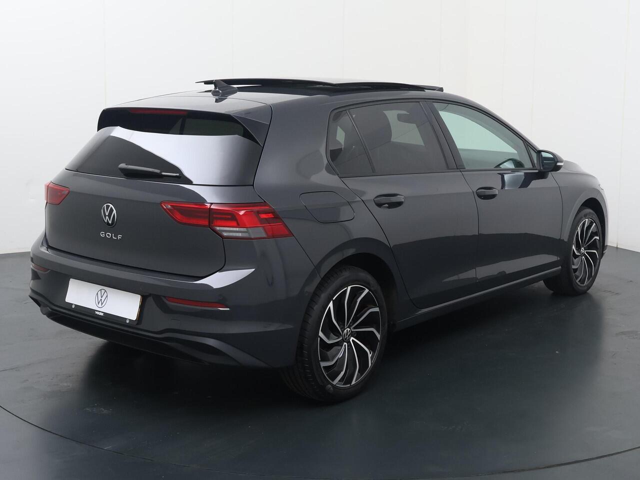 Volkswagen GOLF 1.5 TSI Life Business | 130 PK | Panoramadak | Achteruitrijcamera | Adaptive cruise control | IQ.Light LED koplamp |