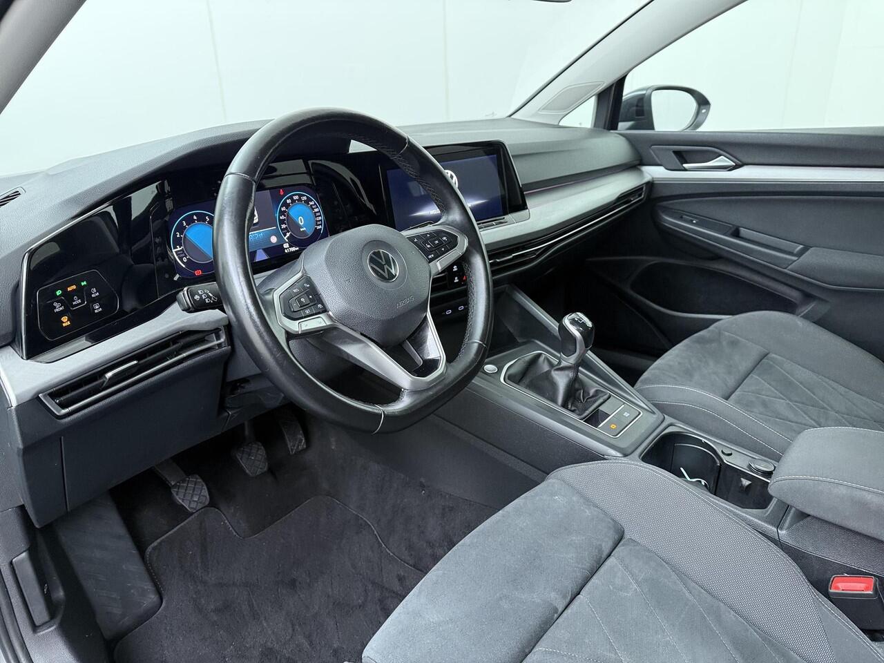 Volkswagen GOLF 1.5 TSI Life Business | 130 PK | Panoramadak | Achteruitrijcamera | Adaptive cruise control | IQ.Light LED koplamp |