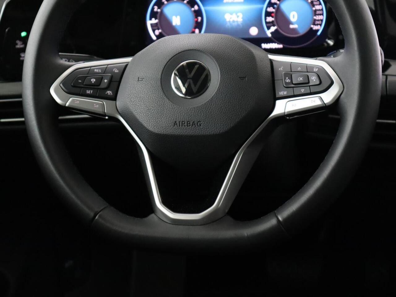 Volkswagen GOLF 1.5 eTSI Style | Stoelverwarming | Trekhaak | Camera | Stuurverwarming | Memory | Sfeerverlichting | Carplay | Navigatie | Adaptive cruise | Parkeerhulp | Climate control