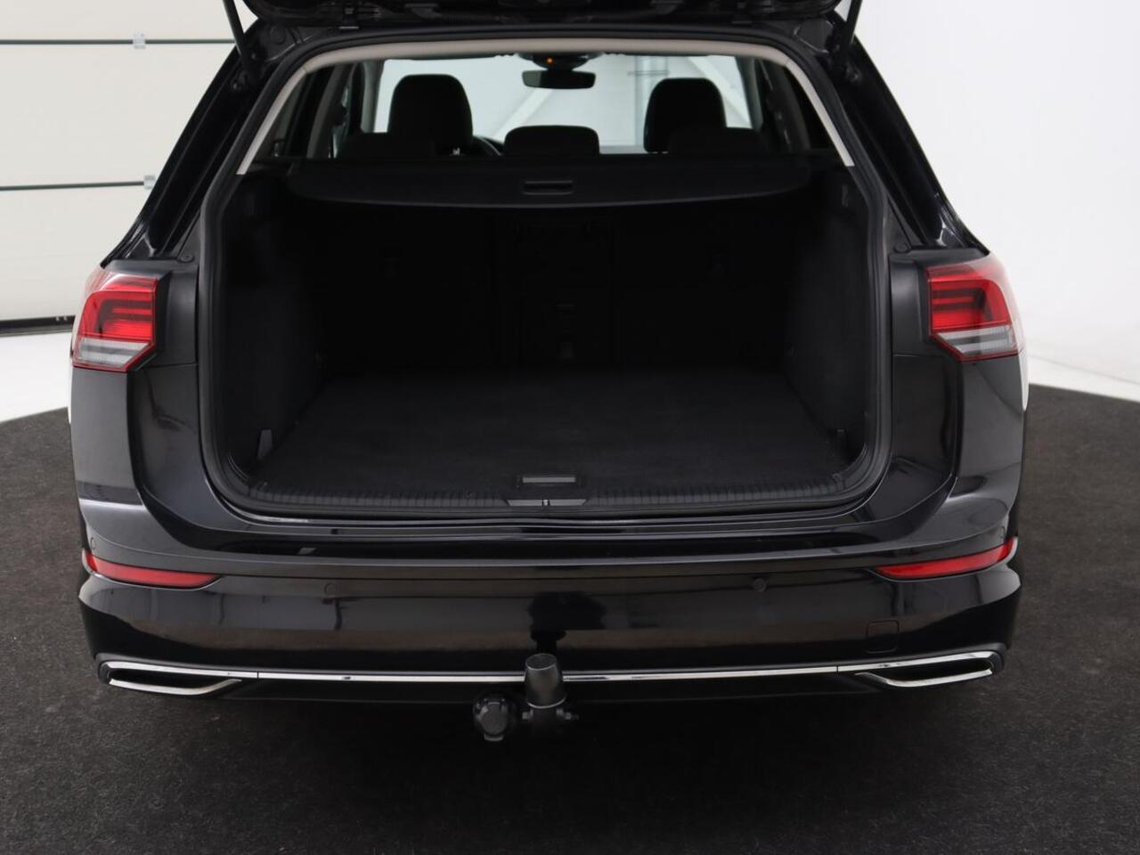 Volkswagen GOLF 1.5 eTSI Style | Stoelverwarming | Trekhaak | Camera | Stuurverwarming | Memory | Sfeerverlichting | Carplay | Navigatie | Adaptive cruise | Parkeerhulp | Climate control