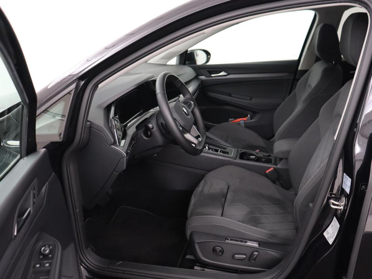 Volkswagen GOLF 1.5 eTSI Style | Stoelverwarming | Trekhaak | Camera | Stuurverwarming | Memory | Sfeerverlichting | Carplay | Navigatie | Adaptive cruise | Parkeerhulp | Climate control