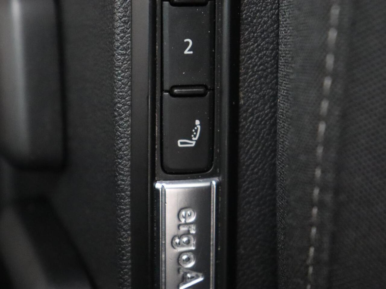 Volkswagen GOLF 1.5 eTSI Style | Stoelverwarming | Trekhaak | Camera | Stuurverwarming | Memory | Sfeerverlichting | Carplay | Navigatie | Adaptive cruise | Parkeerhulp | Climate control