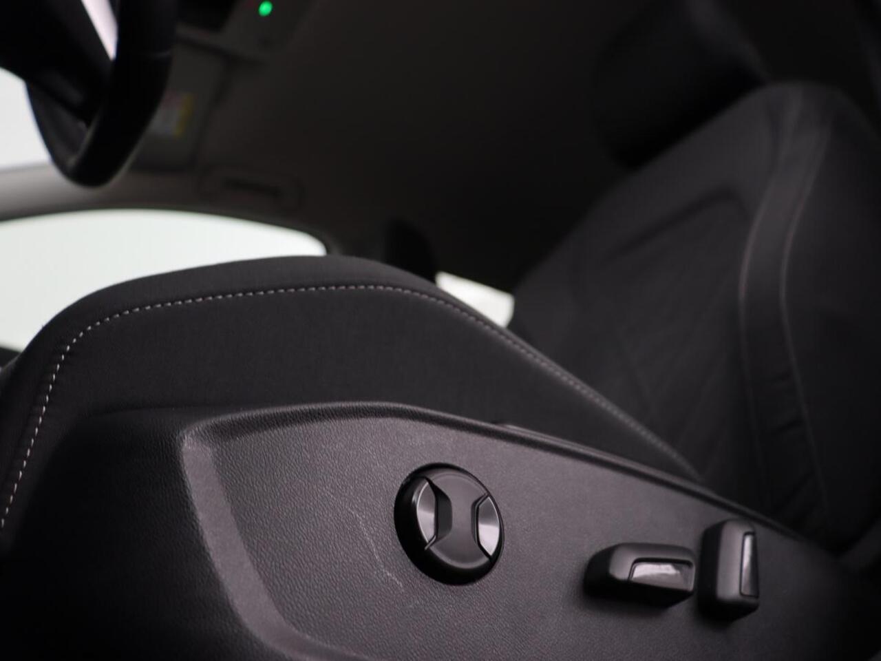 Volkswagen GOLF 1.5 eTSI Style | Stoelverwarming | Trekhaak | Camera | Stuurverwarming | Memory | Sfeerverlichting | Carplay | Navigatie | Adaptive cruise | Parkeerhulp | Climate control