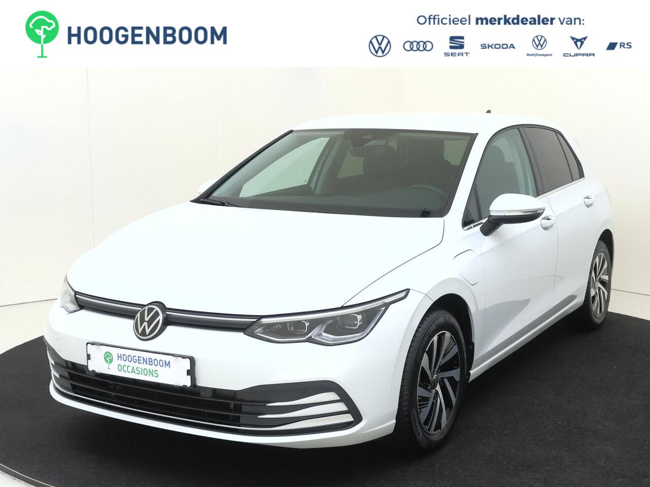 Volkswagen GOLF 1.4 eHybrid Style | SoH 98% | Adaptieve cruise control | Achteruitrijcamera | 3-zone airco | Dodehoek detectie | Stoel- en stuurwielverwarming | CarPlay |