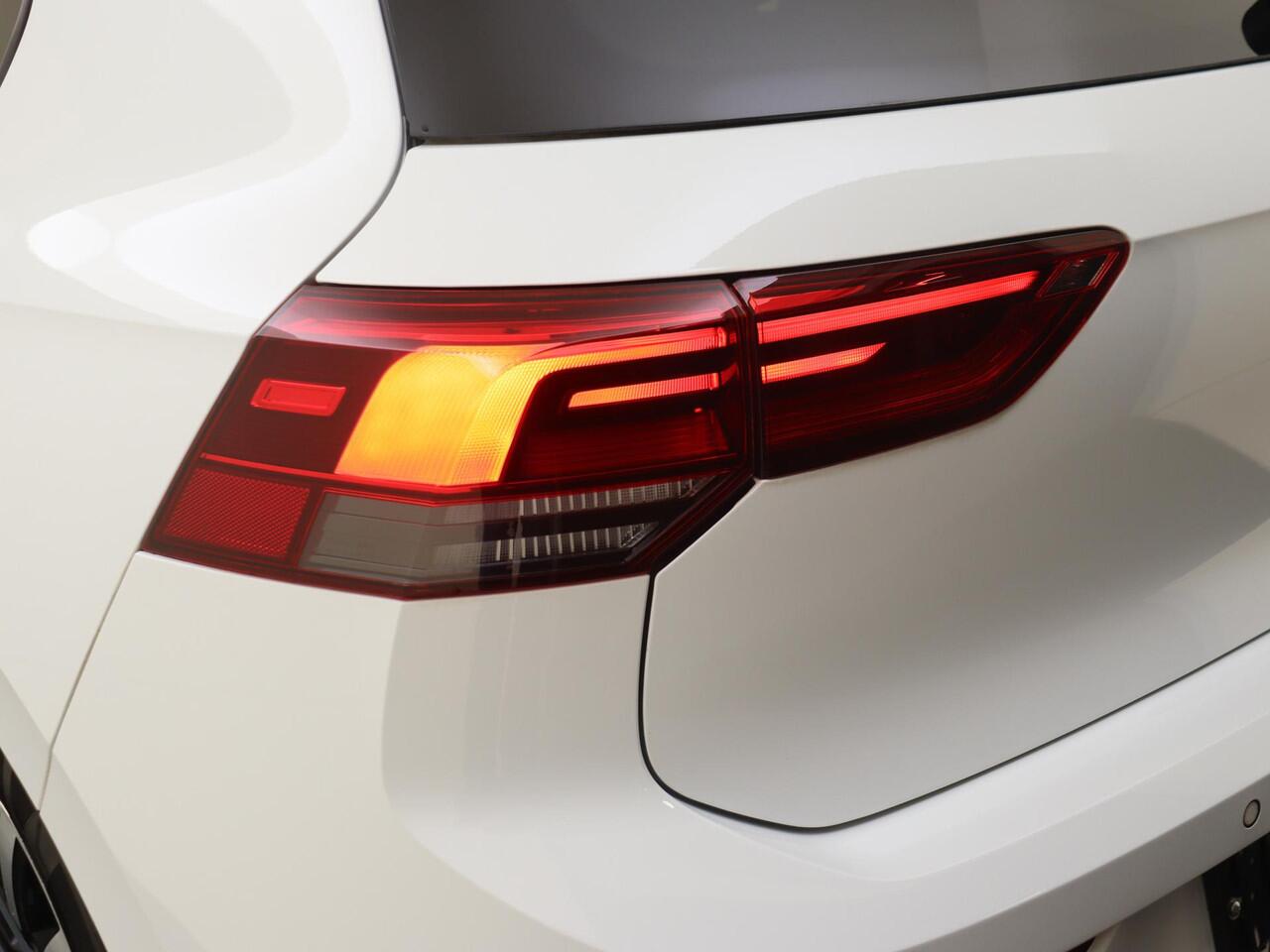 Volkswagen GOLF 1.4 eHybrid Style | SoH 98% | Adaptieve cruise control | Achteruitrijcamera | 3-zone airco | Dodehoek detectie | Stoel- en stuurwielverwarming | CarPlay |