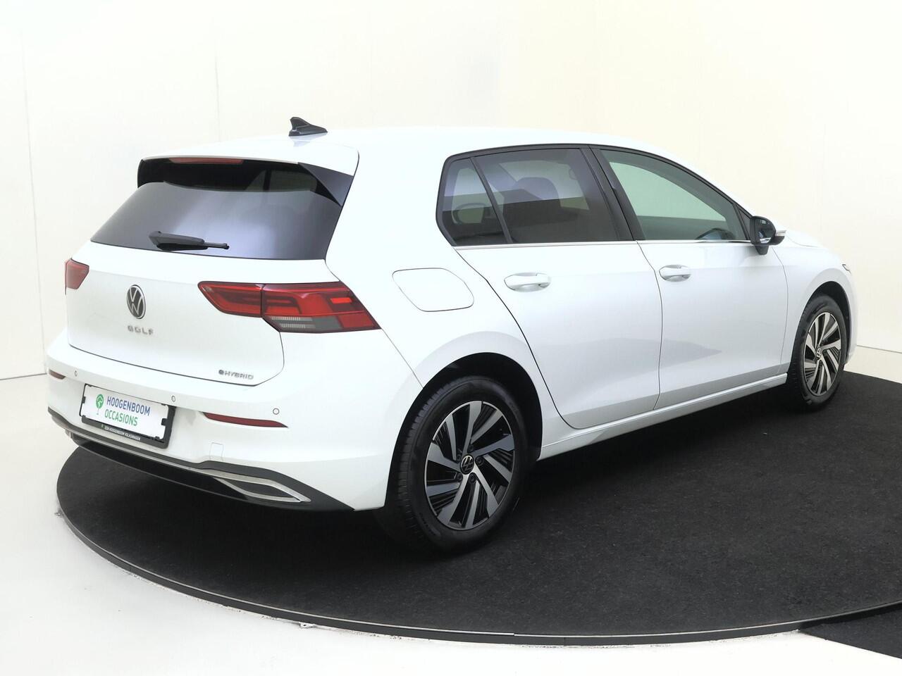 Volkswagen GOLF 1.4 eHybrid Style | SoH 98% | Adaptieve cruise control | Achteruitrijcamera | 3-zone airco | Dodehoek detectie | Stoel- en stuurwielverwarming | CarPlay |