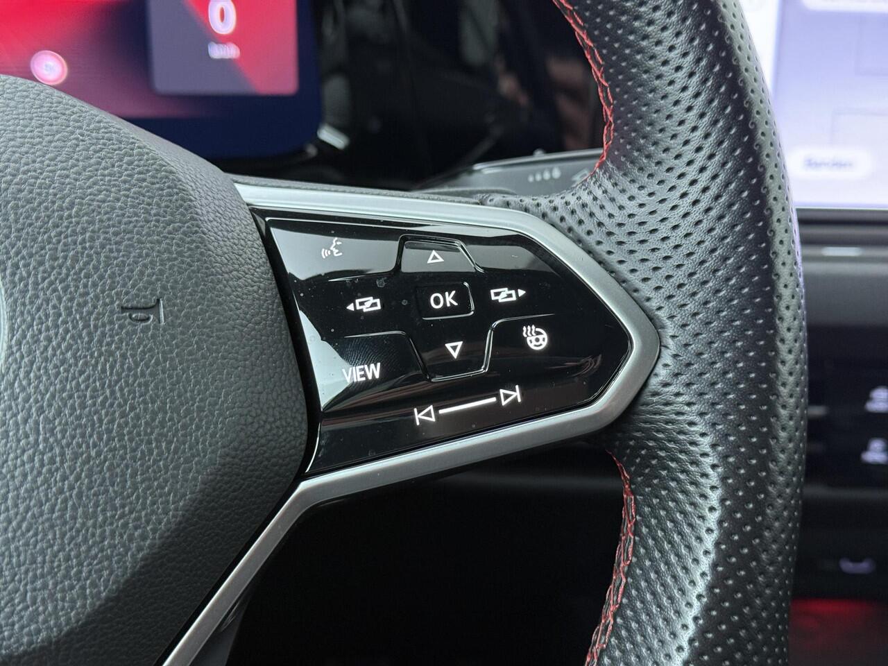 Volkswagen GOLF 2.0 TSI GTI Clubsport | 301 PK | Panoramadak | LED matrix IQ.Light koplampen | 19" LM velgen | Head-up display | Harman Kardon audio |