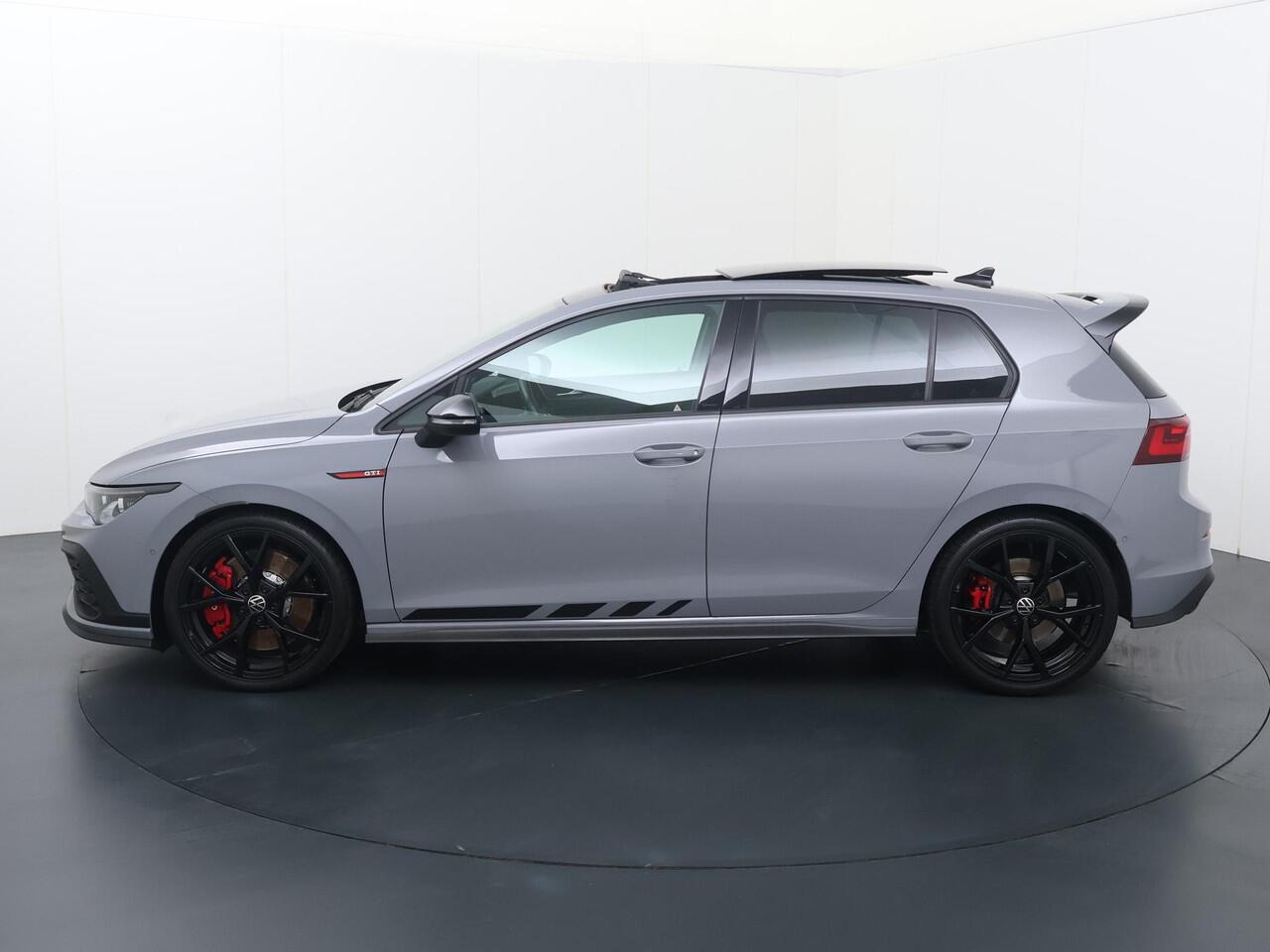 Volkswagen GOLF 2.0 TSI GTI Clubsport | 301 PK | Panoramadak | LED matrix IQ.Light koplampen | 19" LM velgen | Head-up display | Harman Kardon audio |