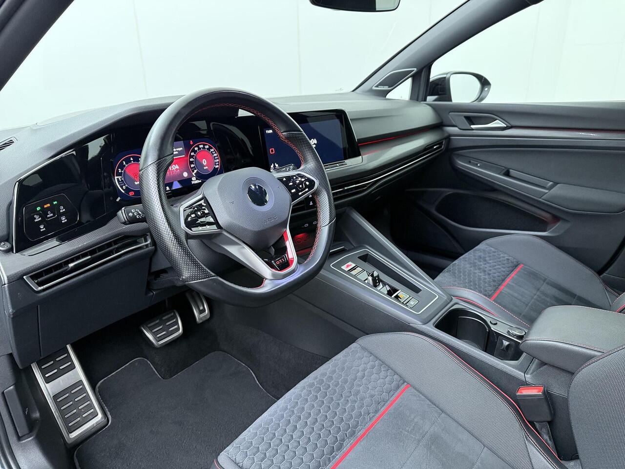 Volkswagen GOLF 2.0 TSI GTI Clubsport | 301 PK | Panoramadak | LED matrix IQ.Light koplampen | 19" LM velgen | Head-up display | Harman Kardon audio |