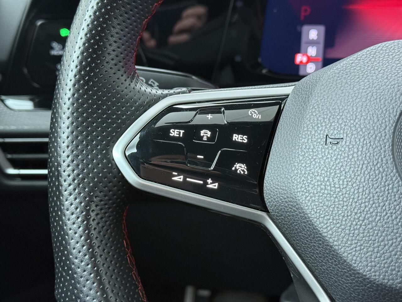 Volkswagen GOLF 2.0 TSI GTI Clubsport | 301 PK | Panoramadak | LED matrix IQ.Light koplampen | 19" LM velgen | Head-up display | Harman Kardon audio |