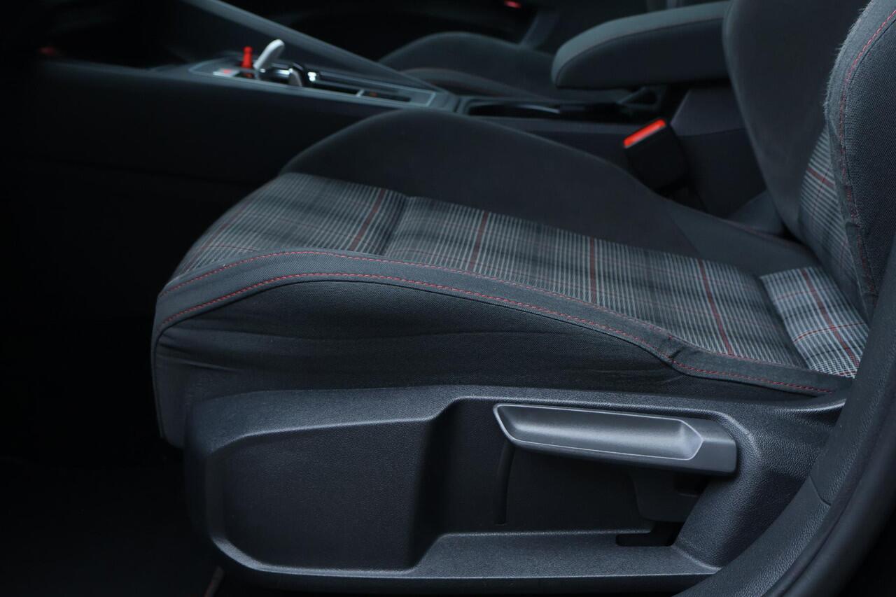 Volkswagen GOLF 2.0 TSI GTI / Carplay / Camera / Stoelverw