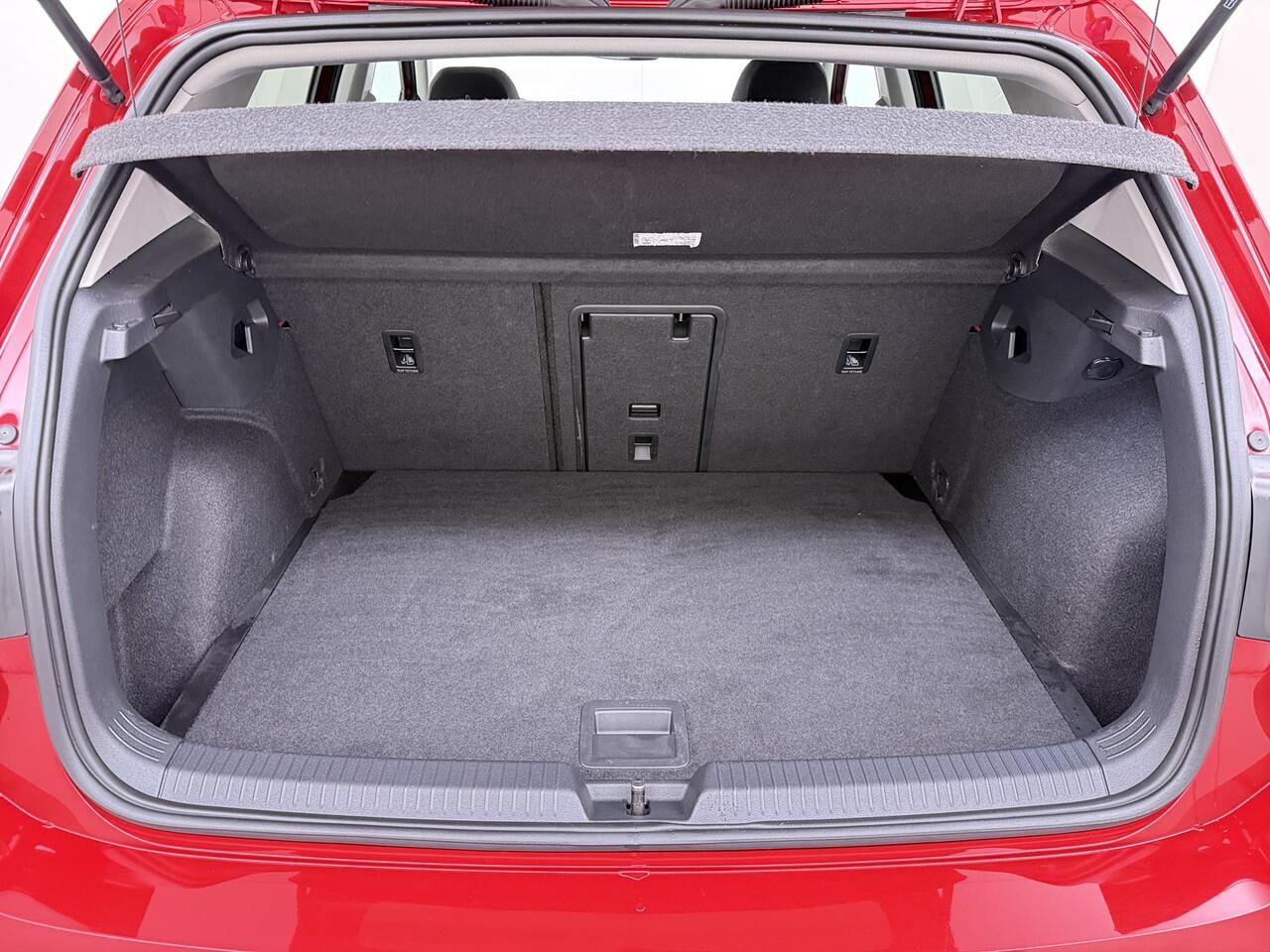 Volkswagen GOLF 1.0 eTSI Life VAN ¤25.900,- NU VOOR SLECHTS ¤22.877,- Uw LENTEVOORDEEL ¤3.023,- |DODE HOEK | PANORAMADAK | AMBIENT LIGHT | ADD. CRUISE | VIRTUAL DASH | NAVIGATIE | MATRIX LED | COMFORT PACK | RIJKLAARPRIJS incl. 12mnd BOVAG| STOELVERWARMING