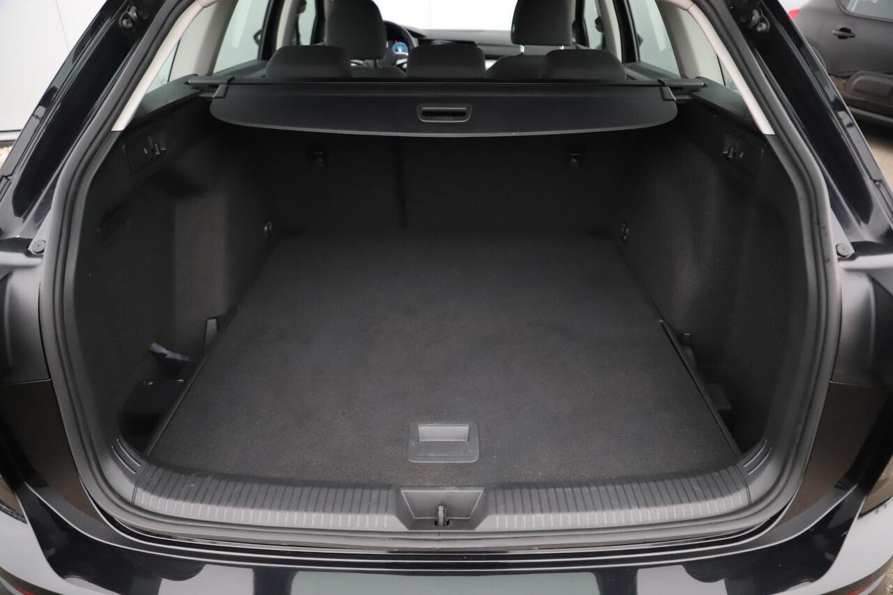 Volkswagen GOLF Variant 1.0 TSI Golf 110PK 18 inch LMV Virtual Cockpit Navigatie Carplay Android Clima Adaptive Cruise Parkeersensor R-line look velgen