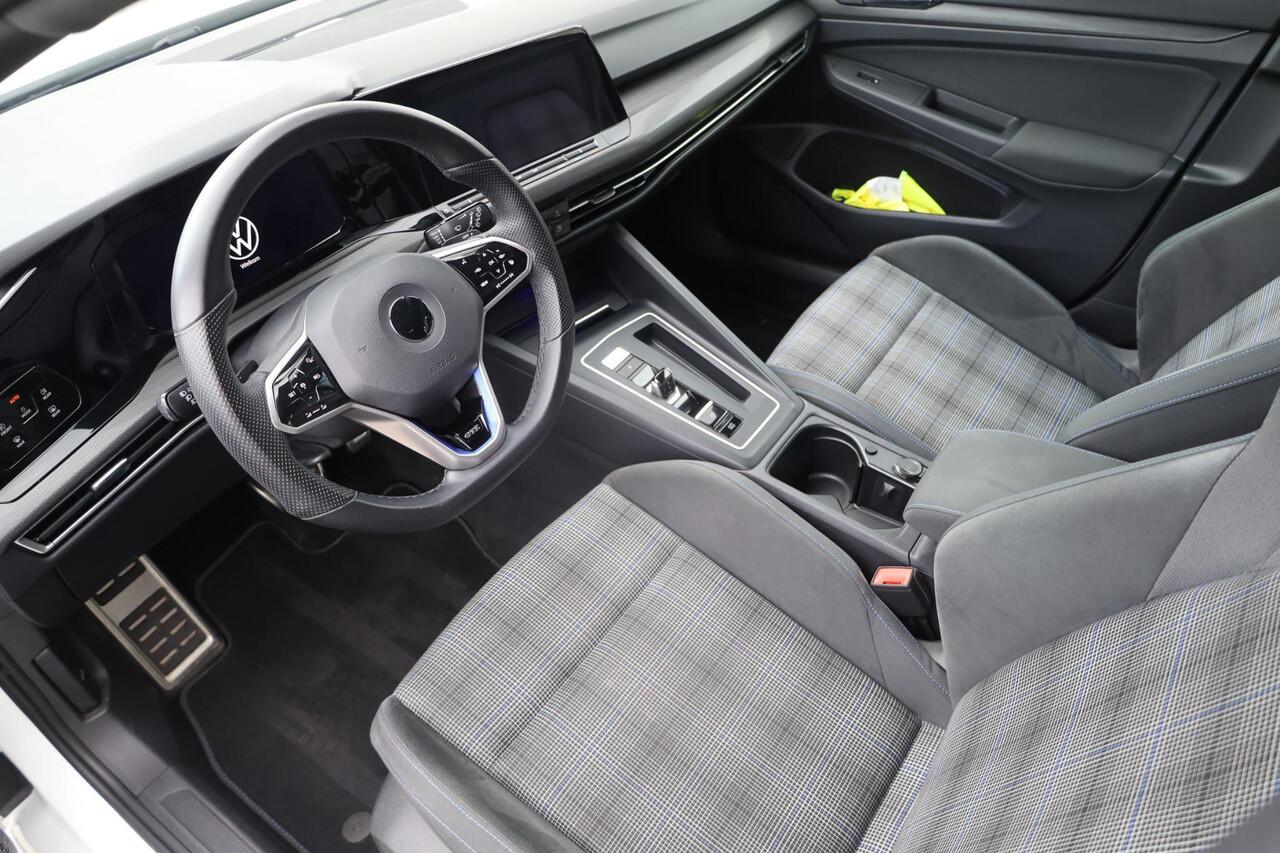 Volkswagen GOLF 1.4 eHybrid GTE 245PK / 180kW LED Matrix IQ.Lights, achteruitrijcamera, 3-zone climatronic, draadloos telefoon laden, voorstoelen + stuurwiel verwarmbaar, Apple Carplay & Android Auto, instelbare rijprofielen (Driving Profiles), full map navigatie, adapti