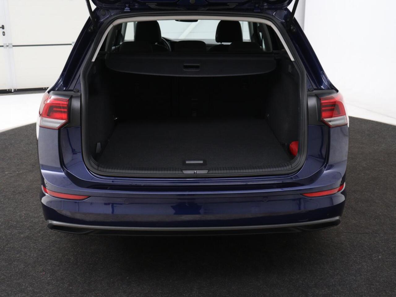 Volkswagen GOLF 1.0 eTSI Life | Stoelverwarming | Camera | Massage | Carplay | Memory | Navigatie | Full LED | Sfeerverlichting | Adaptive cruise